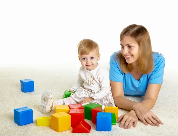 Junge Mutter Hat Spaß Mit Ihrem Kleinen Sohn Auf Dem — Stockfoto