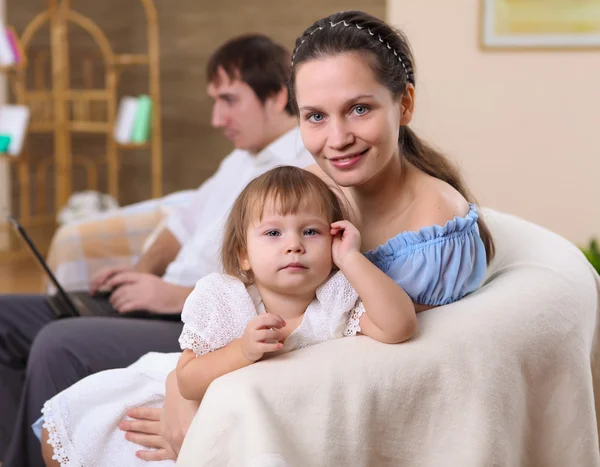 Evde kızı olan genç ailesi — Stok fotoğraf