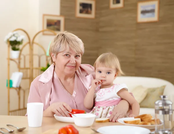 Żywienie wnuczka babci w domu — Zdjęcie stockowe