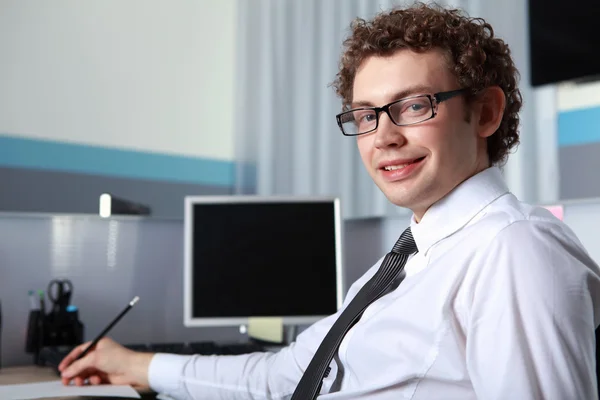 Ein Junger Lächelnder Geschäftsmann Offizieller Kleidung Amt — Stockfoto