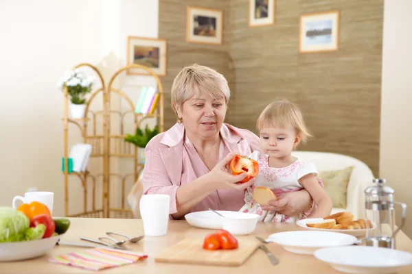 Żywienie wnuczka babci w domu — Zdjęcie stockowe