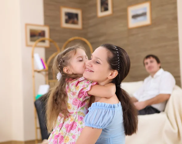 Jovem Mãe Com Uma Filha Casa Juntos Brincando Abraçando — Fotografia de Stock