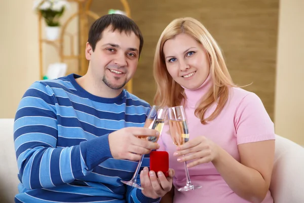 丈夫和妻子在庆祝什么在家带着眼镜的沙马涅 — 图库照片