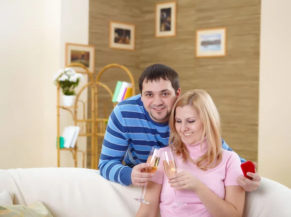 Casal com copos de champanhe em casa — Fotografia de Stock