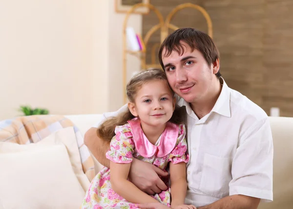 Junge Familie Mit Tochter Hause Wohnzimmer — Stockfoto
