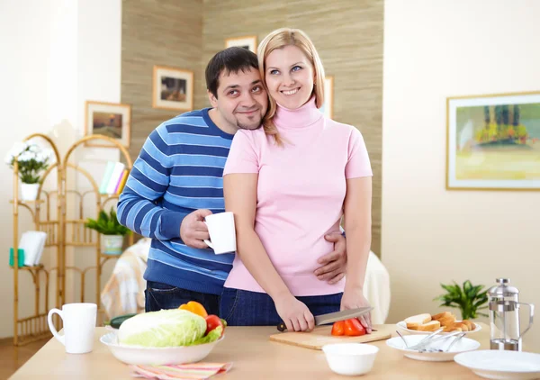 对年轻夫妇在爱在家里一起吃和玩 — 图库照片