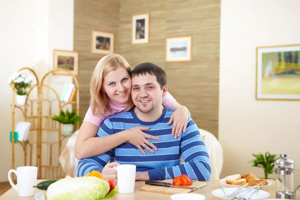 Paar zu Hause beim Essen — Stockfoto