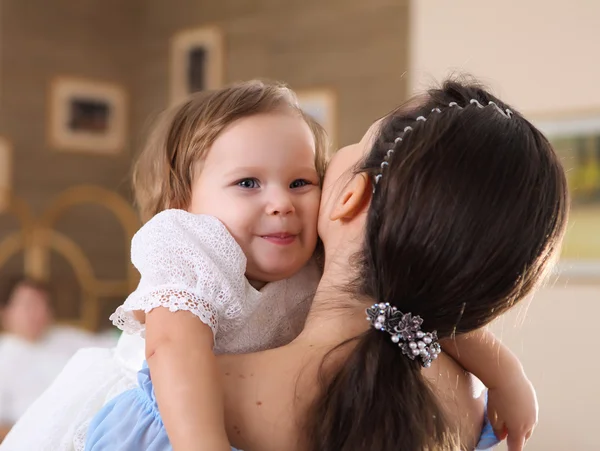 Young Mother Little Daughter Together Home — Stock Photo, Image