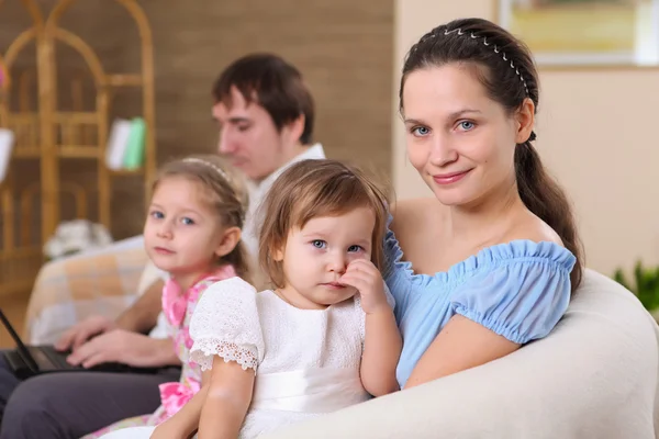 Mladá rodina doma s dcerou — Stock fotografie