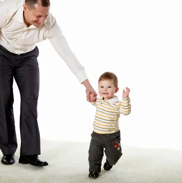 Pequeño Bebé Aprendiendo Caminar Con Padre —  Fotos de Stock