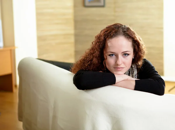 Fiatal nő otthon egyedül — Stock Fotó