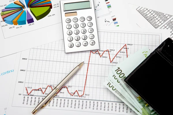 Finanzdiagramme und Grafiken — Stockfoto