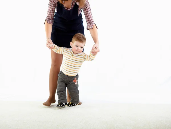 Pequeno bebê aprendendo a andar — Fotografia de Stock