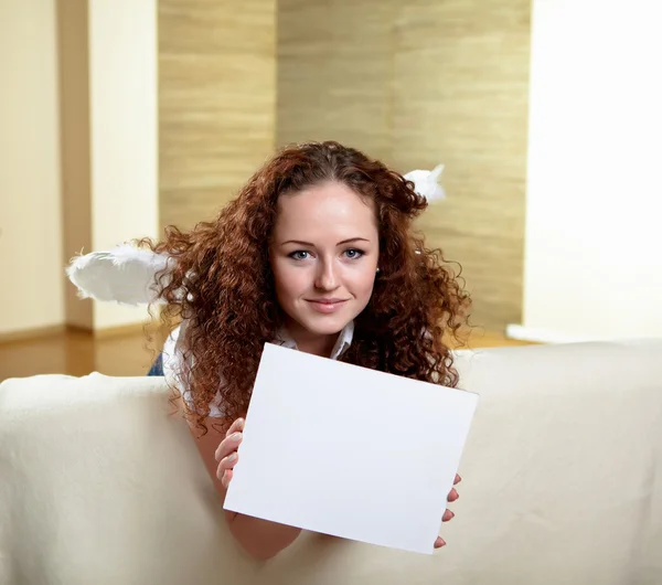 Young Red Hair Woman Sitting Sofa Holding White Blank Card — Stock Photo, Image