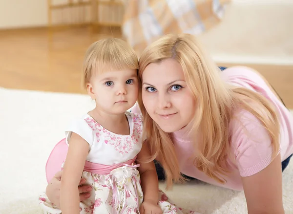 Een Jonge Moeder Spelen Met Haar Kleine Baby Thuis — Stockfoto