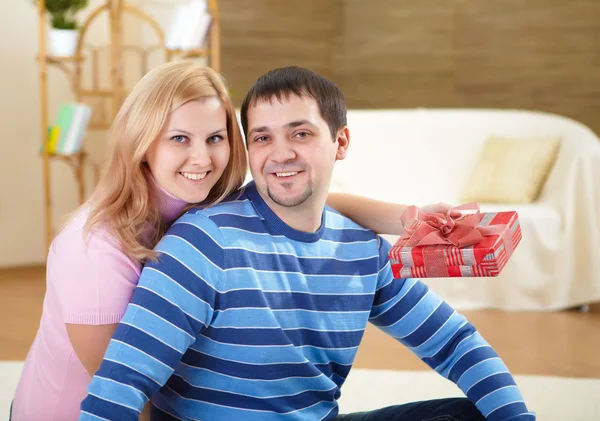 Junges Schönes Paar Zusammen Mit Einem Geschenk — Stockfoto
