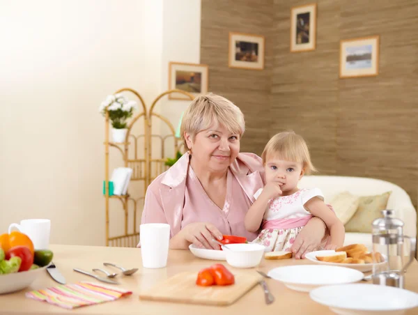 Büyükanne besleme torunu evde — Stok fotoğraf
