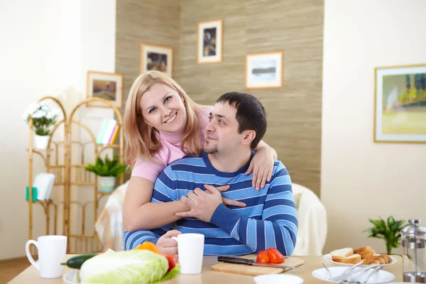 Casal em casa tendo refeição — Fotografia de Stock