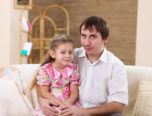 Junge Familie zu Hause mit Tochter — Stockfoto