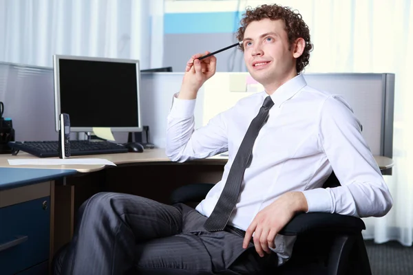Egy fiatal üzletember hivatalban — Stock Fotó