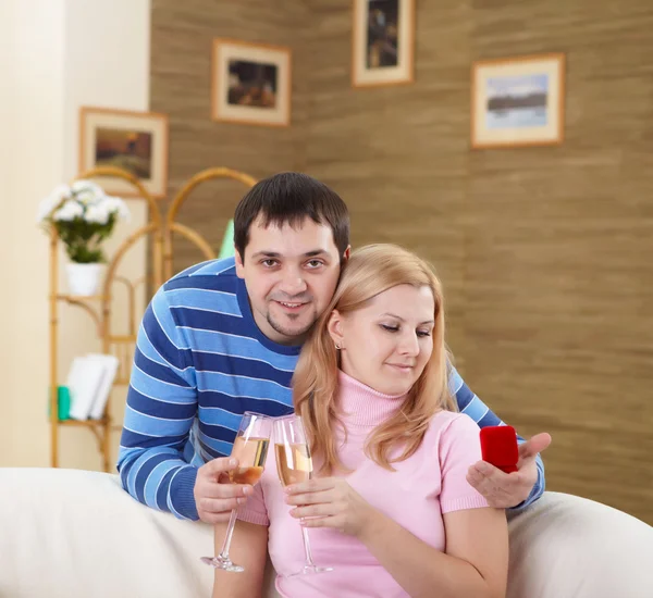 Mann Und Frau Feiern Etwas Hause Mit Schamagnegläsern — Stockfoto