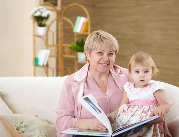 Mormor Läser Bok Till Sin Granddaghter Hemma — Stockfoto