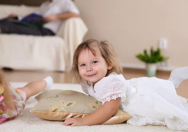 Κοριτσάκι Που Παίζει Στο Πάτωμα Στο Σπίτι — Φωτογραφία Αρχείου