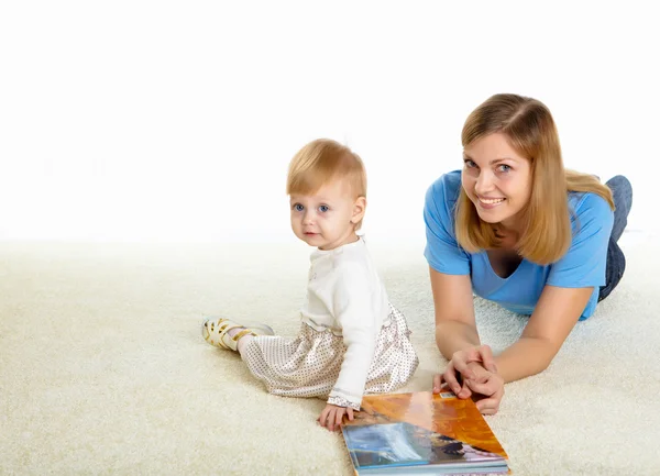 Νεαρή Μητέρα Διασκεδάζοντας Τον Μικρό Γιο Της Στο Πάτωμα — Φωτογραφία Αρχείου