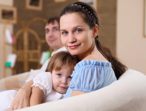 Ung mamma med en dotter hemma — Stockfoto
