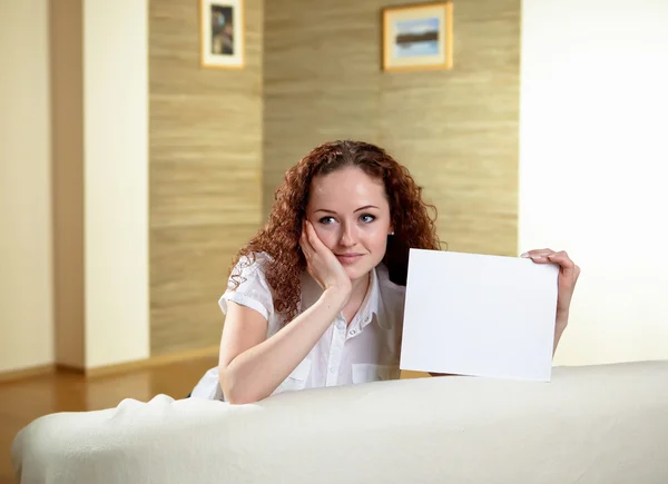 Portrait of woman holding blank card — Stock Photo, Image