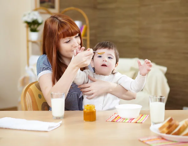 Anne, evde bir bebek beslenme — Stok fotoğraf