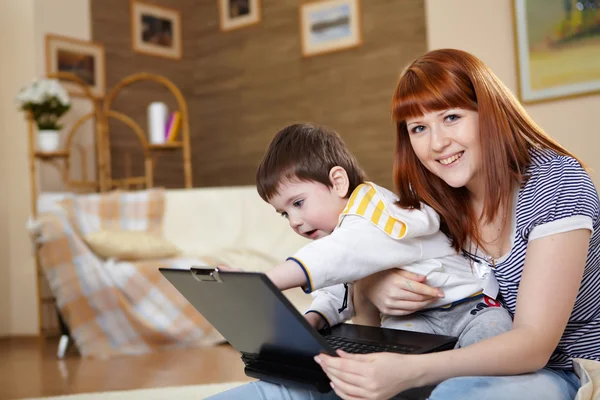 Ung Mamma Arbetar Laptop Med Sin Baby Son — Stockfoto