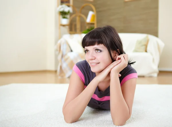 Ein Junges Mädchen Entspannt Sich Hause Auf Dem Boden — Stockfoto