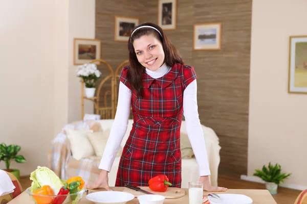 Ein Junges Mädchen Kocht Hause Gesunde Lebensmittel — Stockfoto