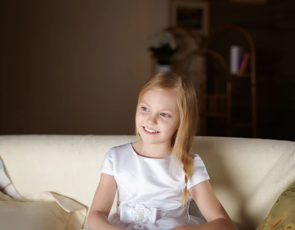 Красивая Маленькая Девочка Белом Платье Сидит Диване Подарком Дома — стоковое фото