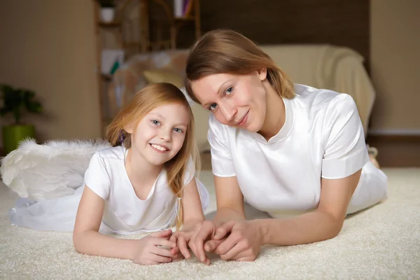 Anya otthon tinédzser lányával — Stock Fotó