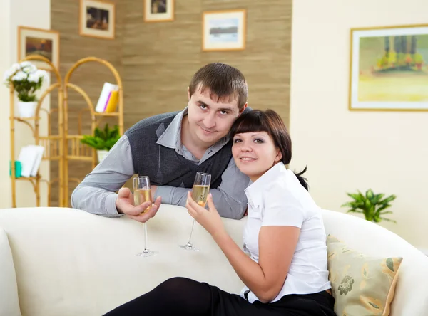 夫と妻の Chamagne のメガネで自宅で何かを祝って — ストック写真