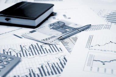 Masadaki mali tablolar ve grafikler