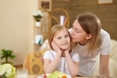 moeder met tiener dochter met maaltijd thuis