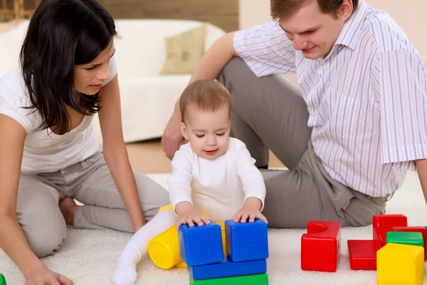 Junge Glückliche Familie Spielt Mit Einem Baby Wohnzimmer — Stockfoto