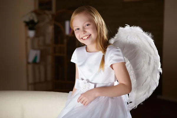 Девушка в белом, одетая как ангел — стоковое фото