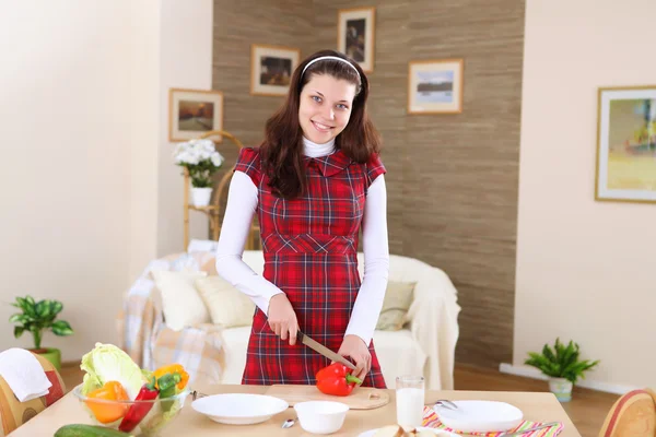 Une jeune fille cuisine à la maison — Photo