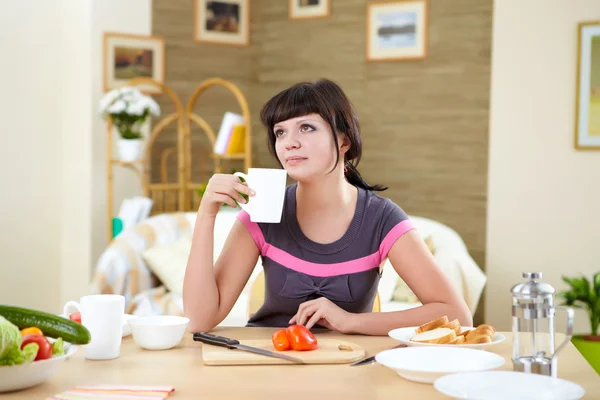 Giovane donna a casa a mangiare — Foto Stock