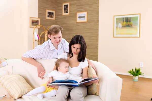 年轻的家庭在家里玩着一个婴儿 — 图库照片