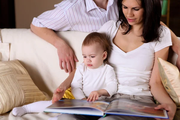 年轻的家庭在家里玩着一个婴儿 — 图库照片