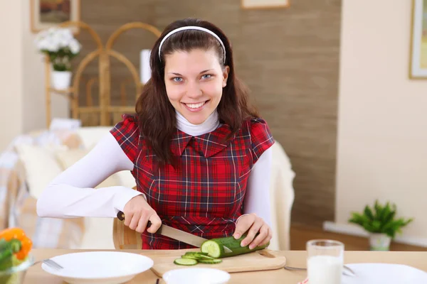 料理健康食品自宅で若い女の子 — ストック写真