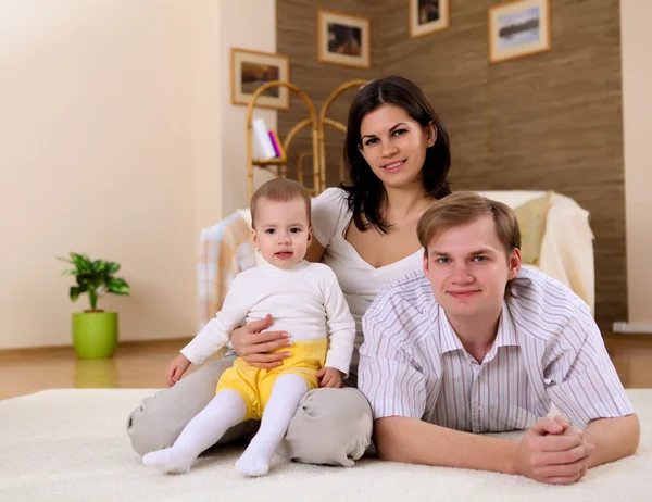 Genç ailesi evde bebekle oynarken — Stok fotoğraf