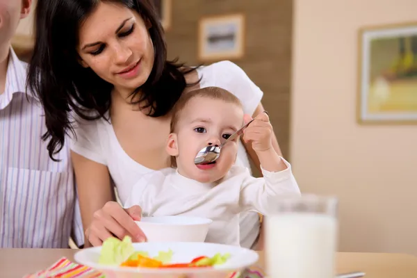 Jong Gezin Thuis Eten Samen Met Een Baby — Stockfoto
