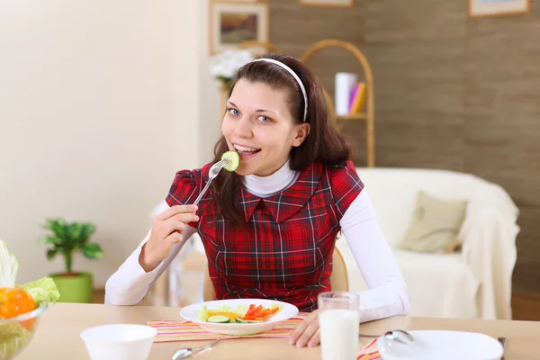 料理健康食品自宅で若い女の子 — ストック写真