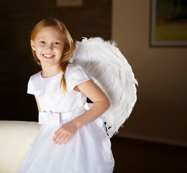 Mała Dziewczynka Białej Sukni Skrzydełko Anioła — Zdjęcie stockowe